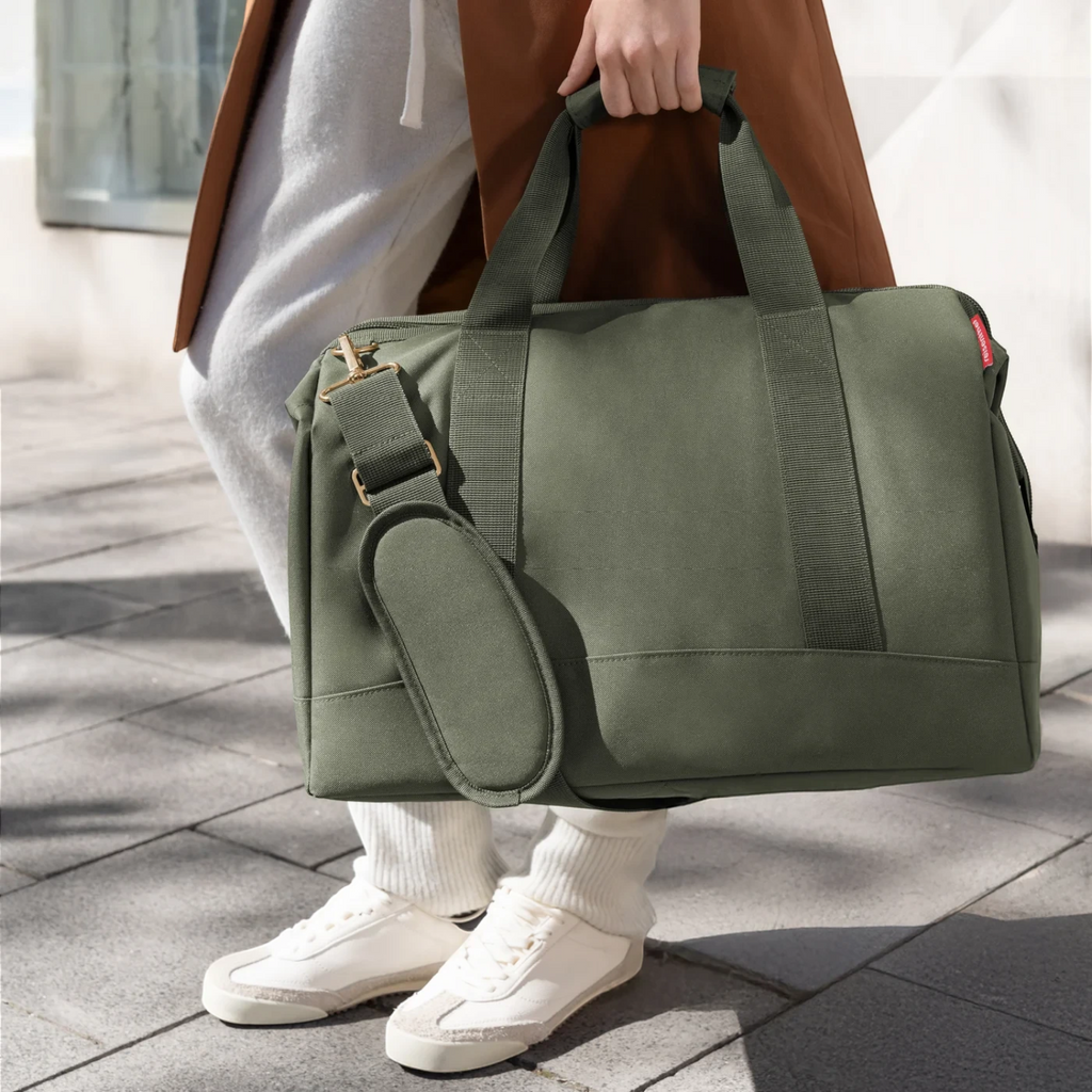 Lieblingstasche Allrounder L travel bag in olive green with sturdy handles and a detachable shoulder strap