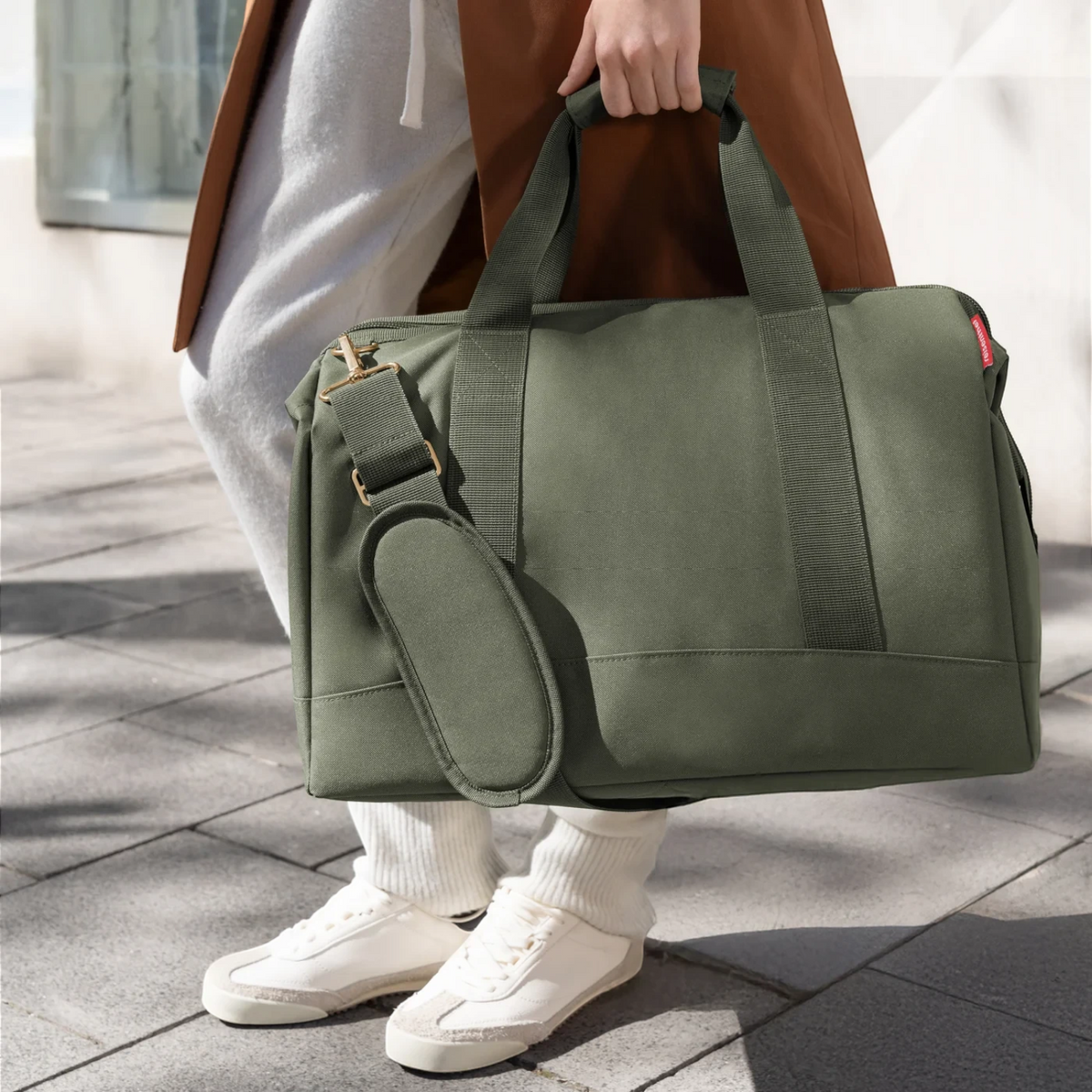 Lieblingstasche Allrounder L travel bag in olive green with sturdy handles and a detachable shoulder strap