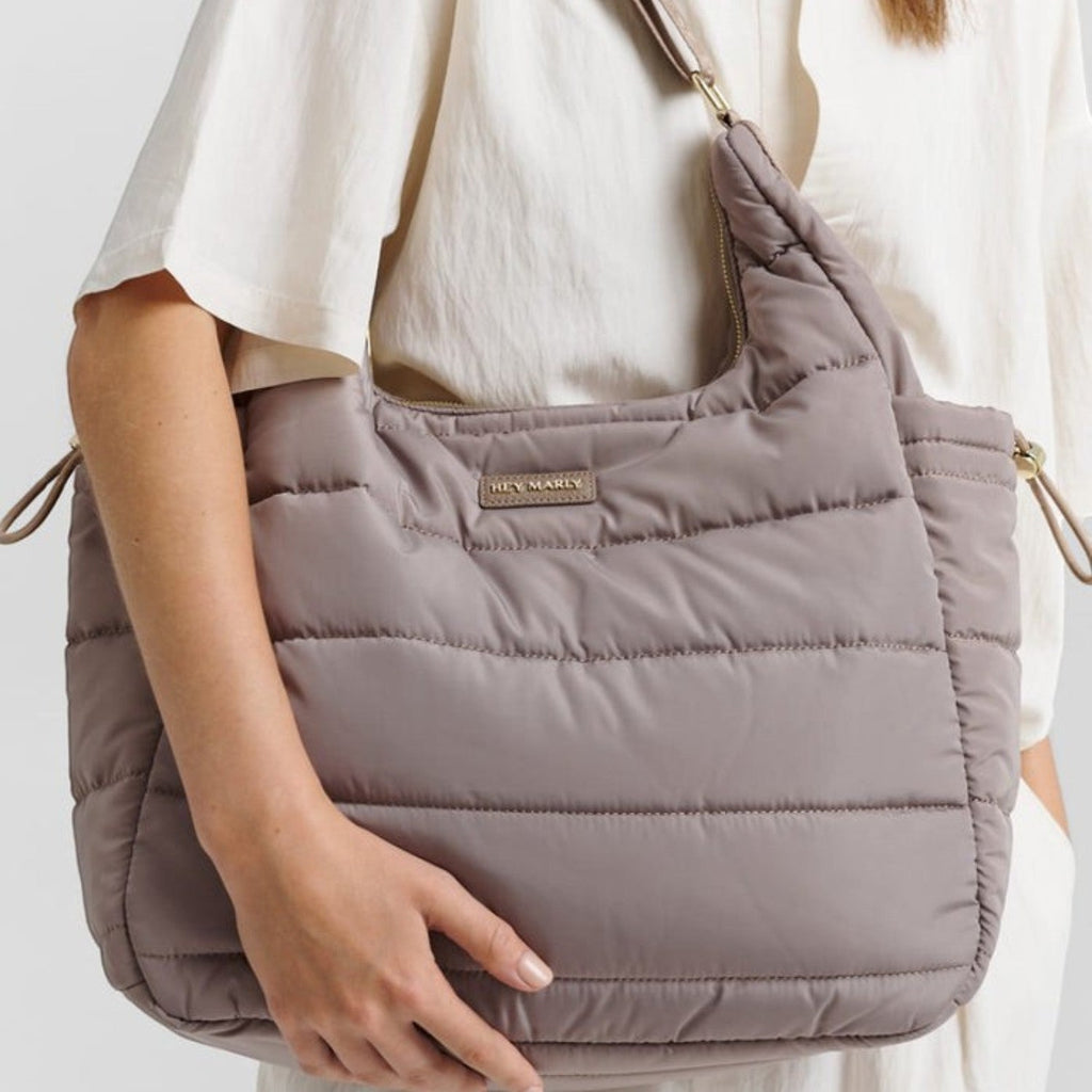 Lieblingstasche Alltime Buddy quilted taupe shoulder bag with gold hardware worn by a model