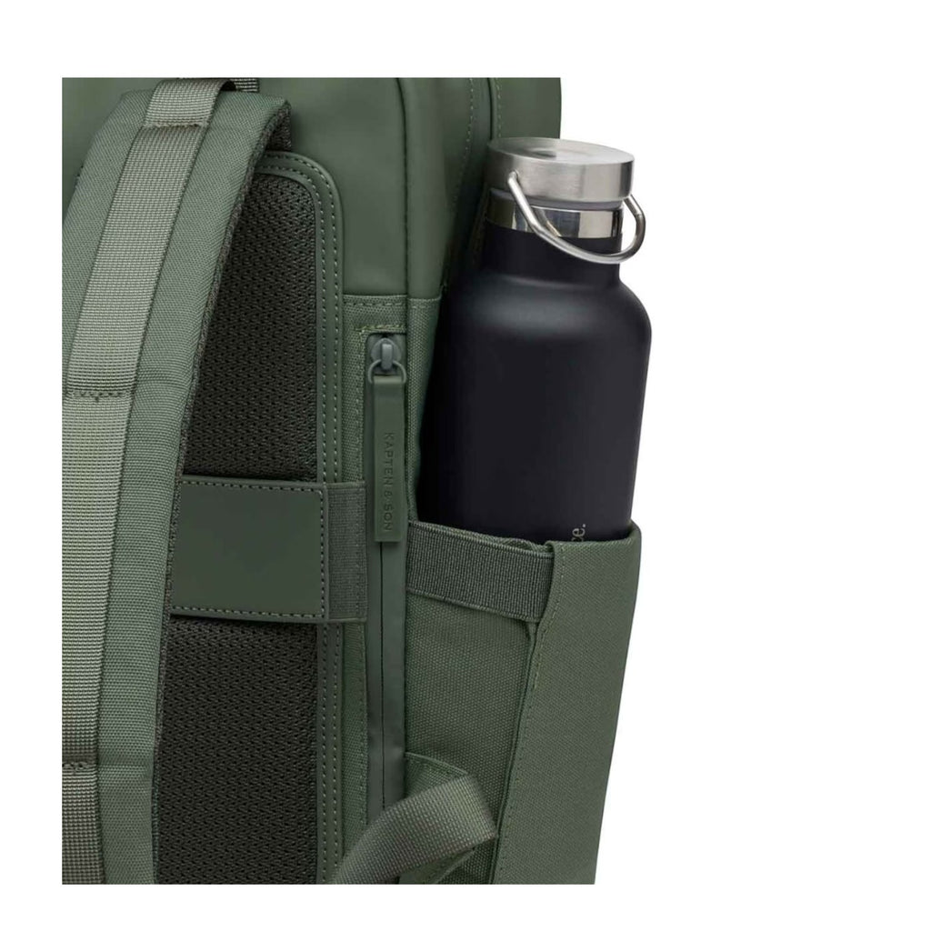 Lieblingstasche Bergen Pro backpack in olive green featuring a side pocket with a black insulated water bottle