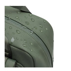 Lieblingstasche Bergen Pro waterproof olive green bag with water droplets on the surface and durable zipper detail