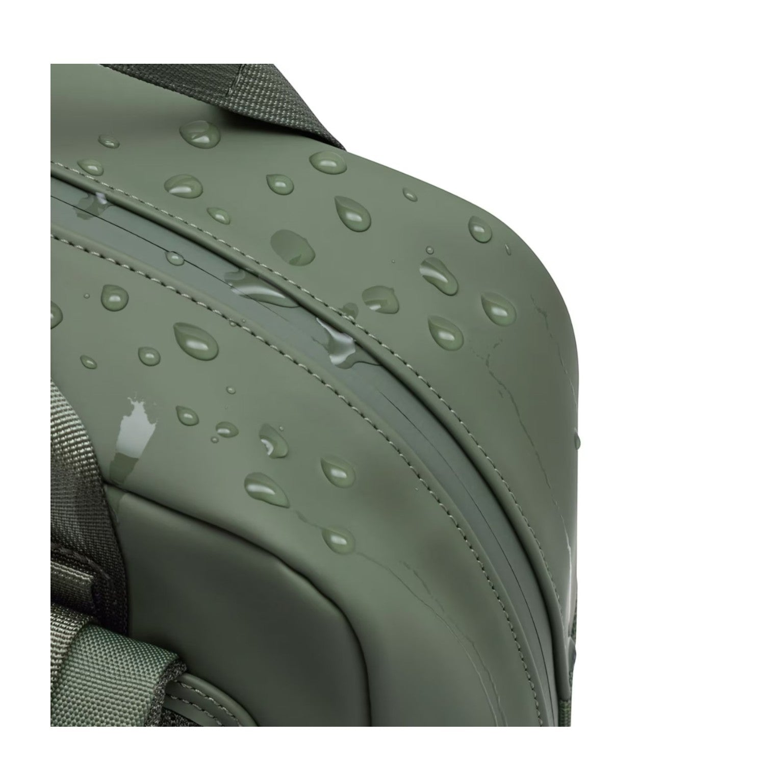 Lieblingstasche Bergen Pro waterproof olive green bag with water droplets on the surface and durable zipper detail
