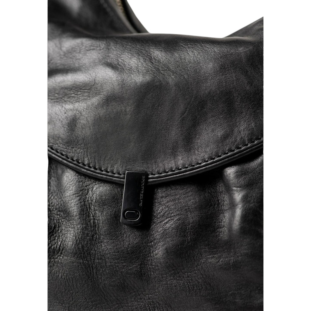 Lieblingstasche Mrs. Banoffee Pie black leather handbag with a minimalist metal clasp closure