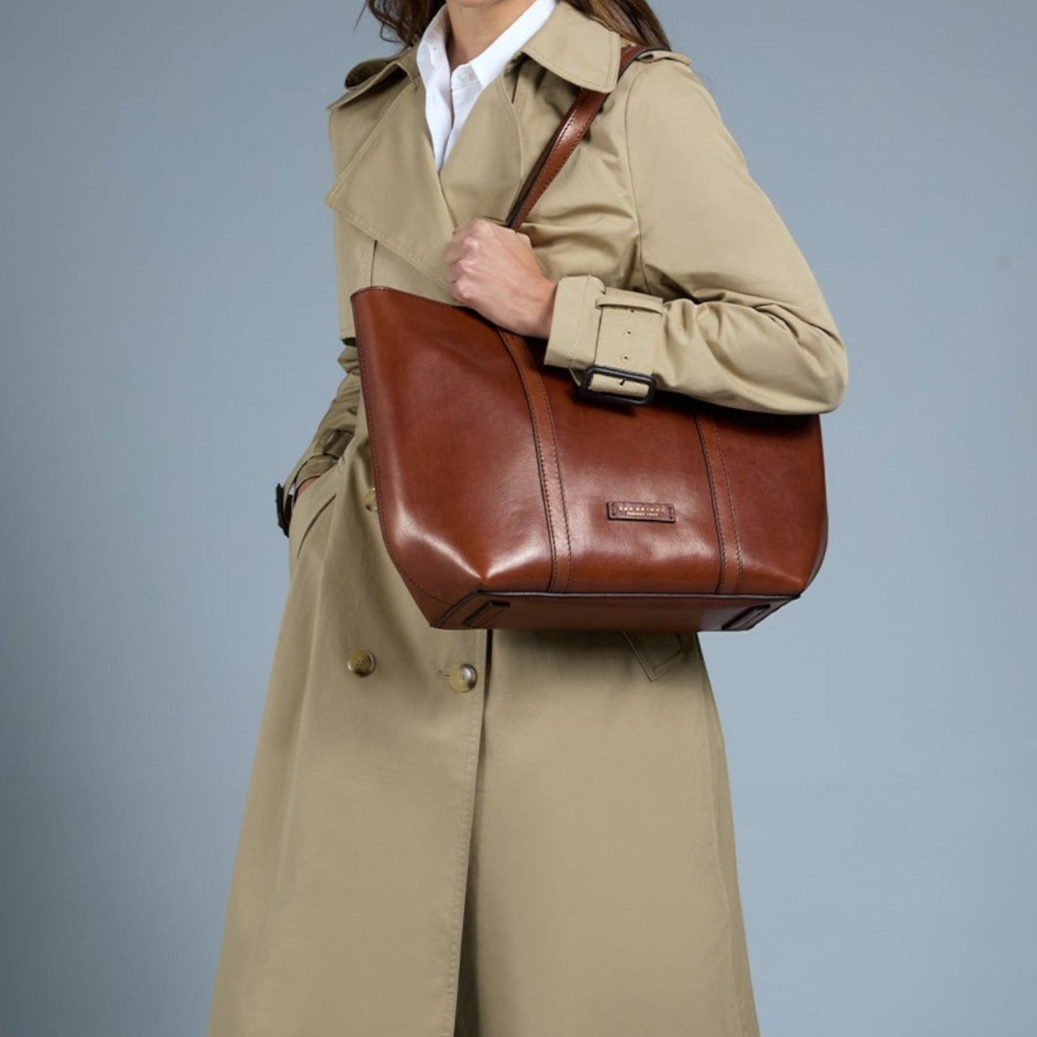 Lieblingstasche brown leather tote bag with double straps, worn by a woman in a beige trench coat.