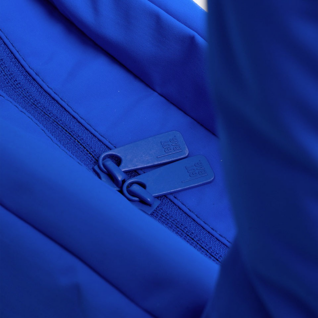 Lieblingstasche Cloud Horizon tote bag featuring a vibrant blue fabric exterior with matching blue zipper pulls.