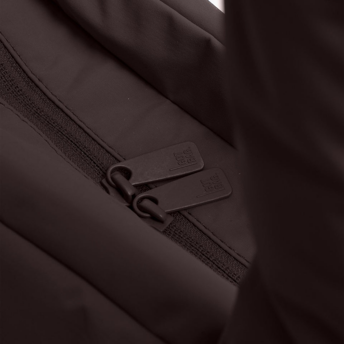 Lieblingstasche Cloud Horizon tote bag featuring a dark brown matte finish and branded zipper pulls