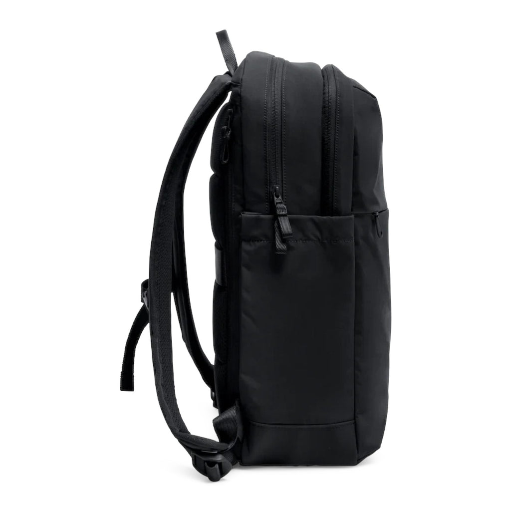 Lieblingstasche Commuter Pack in black, a sleek minimalist backpack with side pockets and padded shoulder straps.