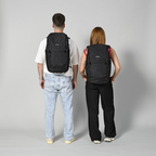 Lieblingstasche eoto Easy27 black recycled daypack worn by a man and a woman, showing back view and fit.