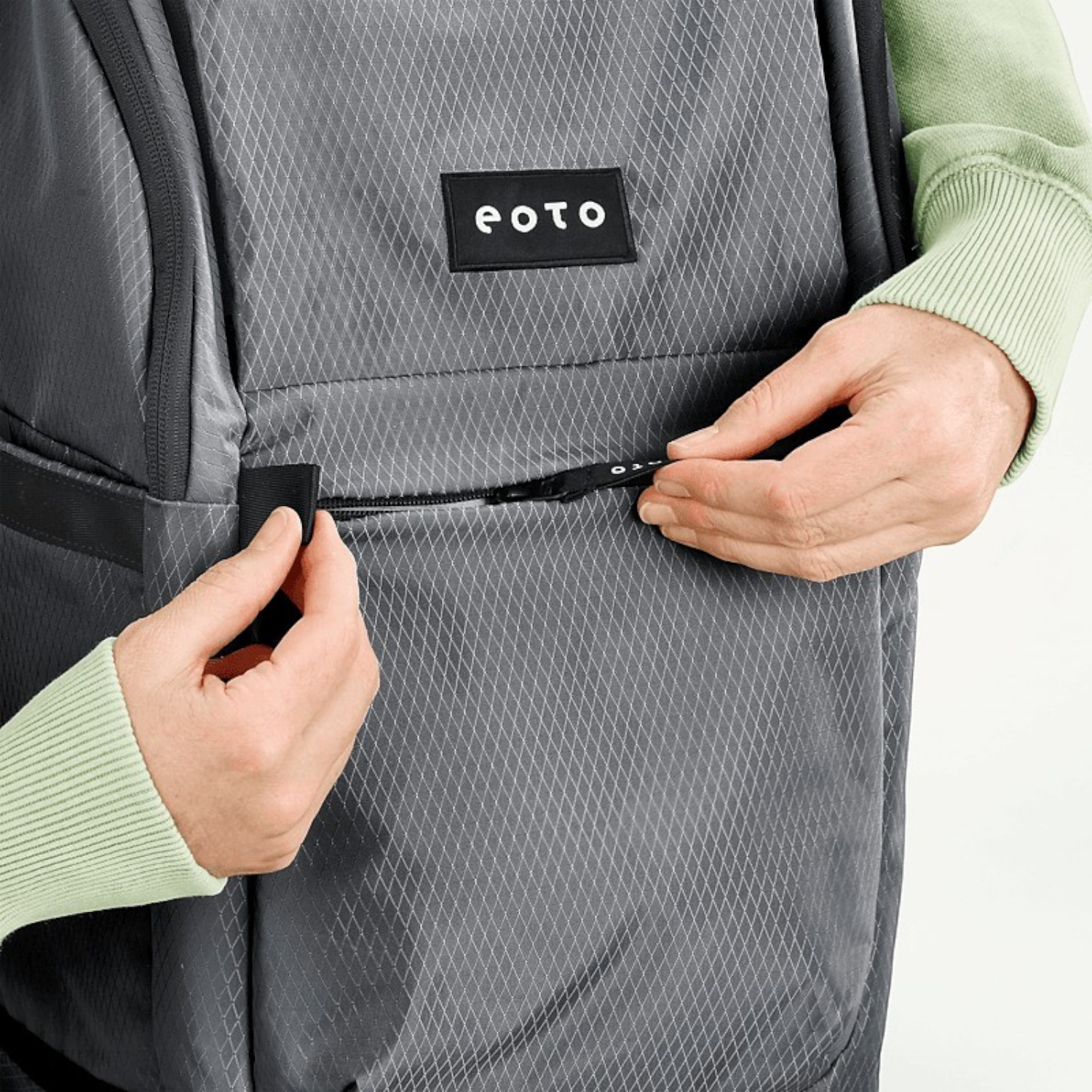 Lieblingstasche eoto Easy27 grey backpack with a textured grid pattern and a front zipper pocket