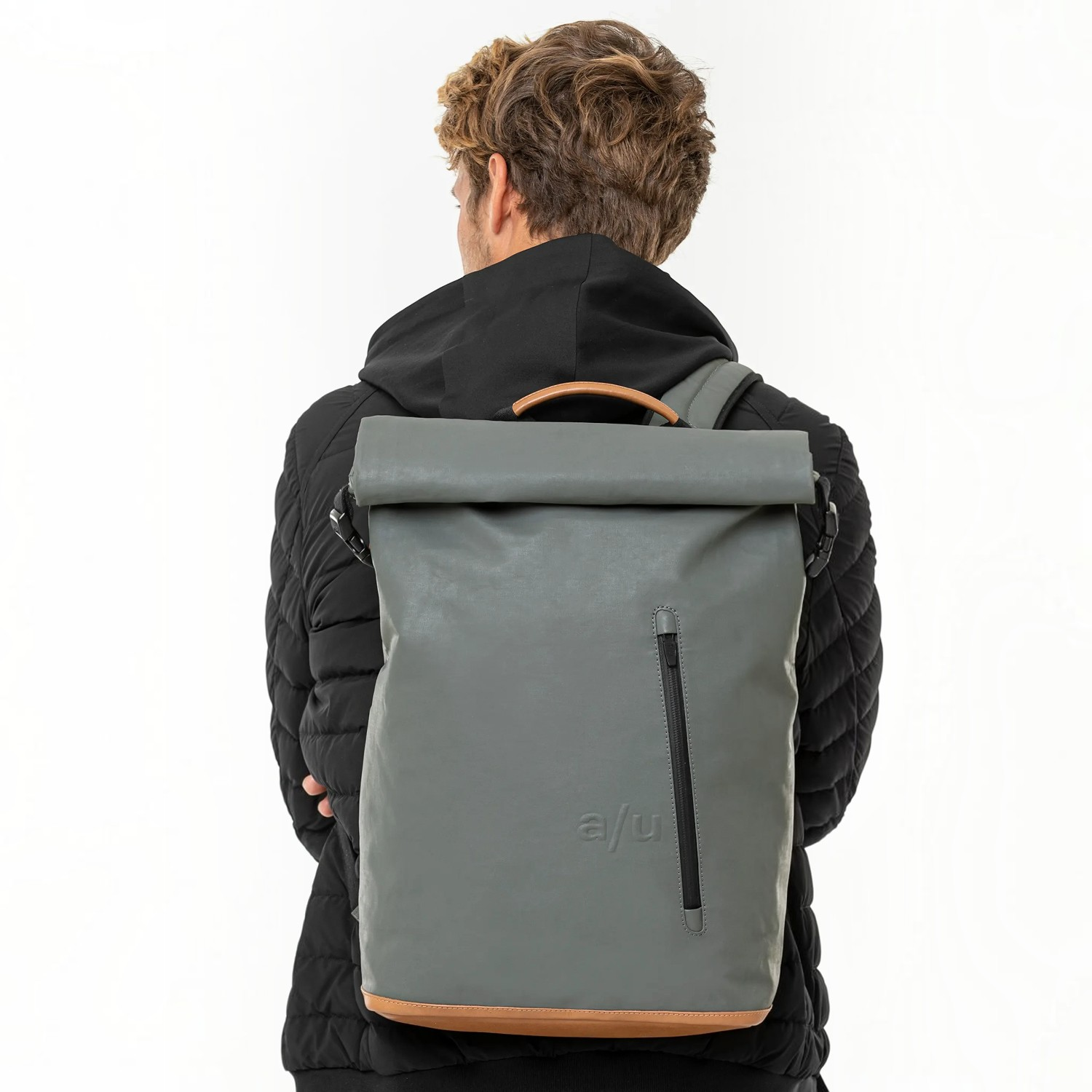 Lieblingstasche a/u by aunts & uncles Fukui grey rolltop backpack with leather details worn on a man's back