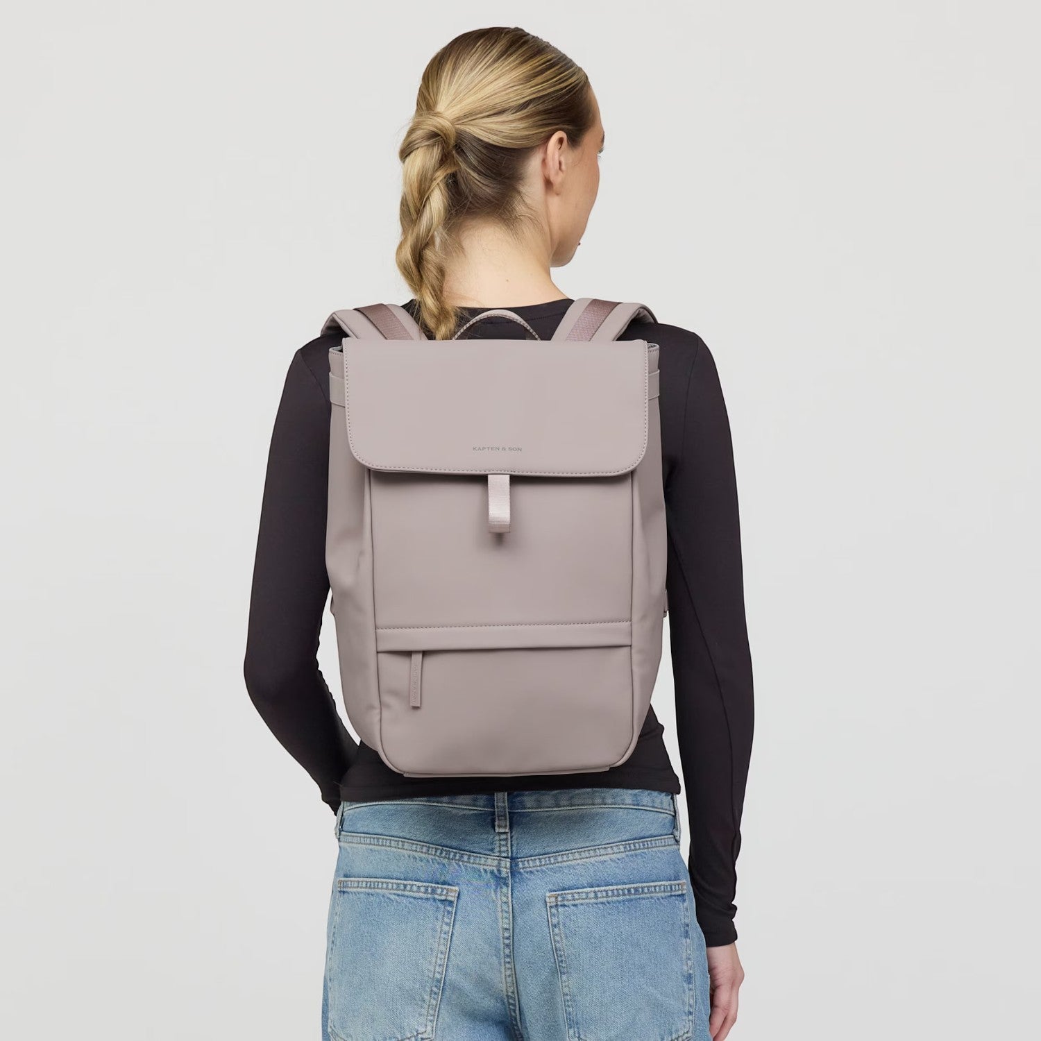 Lieblingstasche Fyn backpack in dusty rose with a minimalist flap design worn by a woman