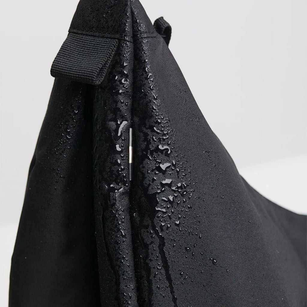 Lieblingstasche GOT BAG Moon Bag Large in black with water-repellent surface and visible water droplets