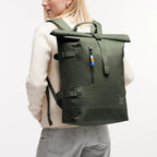 Lieblingstasche GOT BAG Rolltop 2.0 backpack in olive green with magnetic closure worn by a woman