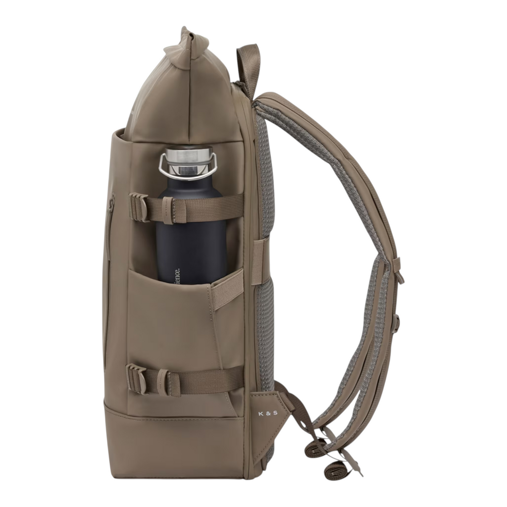 Lieblingstasche Helsinki Pro backpack in taupe with a side pocket holding a black water bottle, side profile view.