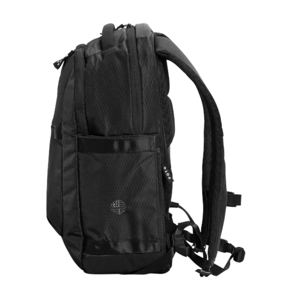 Lieblingstasche eoto Midi20 black city backpack with side view, featuring water-repellent fabric and laptop compartment