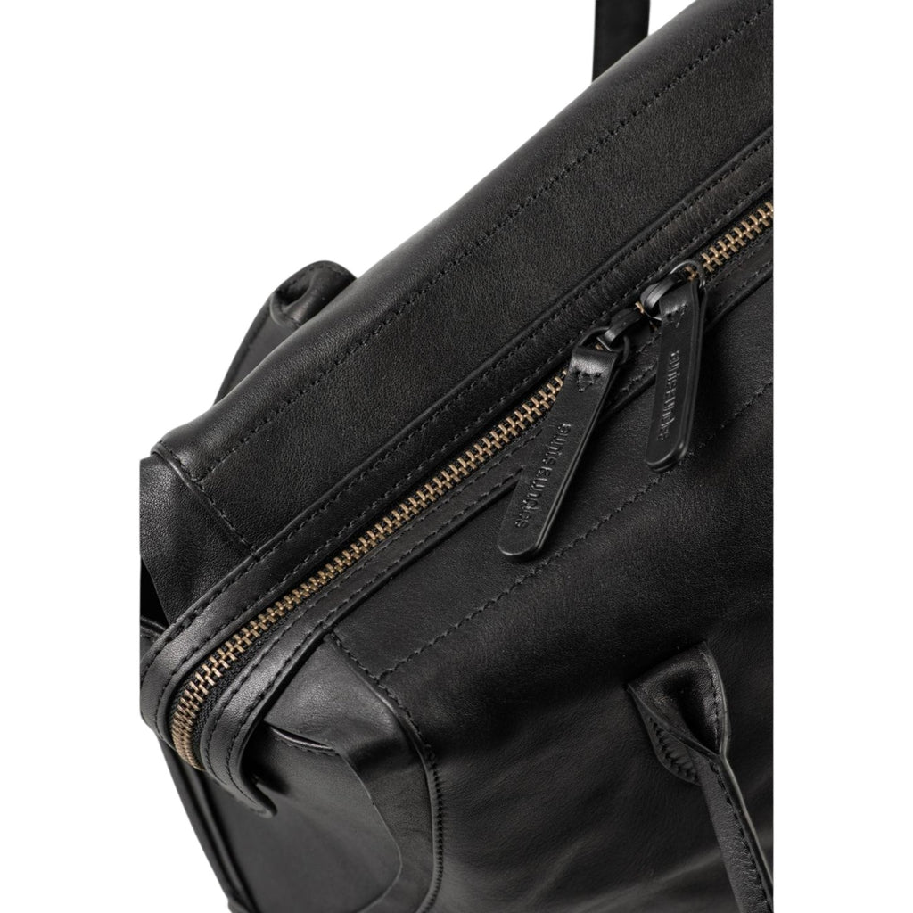 Lieblingstasche Mrs. Florentine black leather handbag featuring a detailed view of the metal zipper and pull tabs.