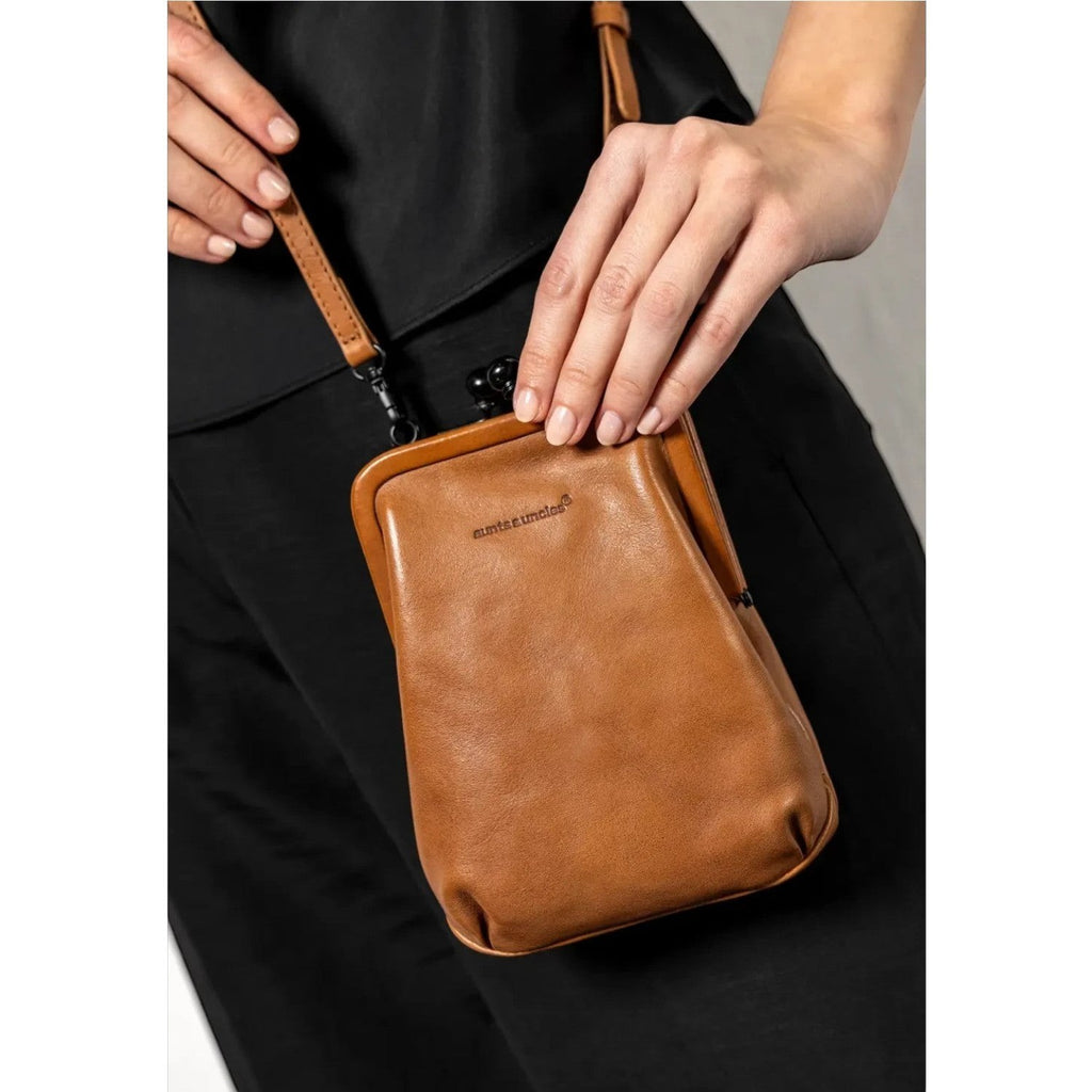 Lieblingstasche aunts & uncles Mrs. Sugar Pop vintage brown leather crossbody bag with clip closure