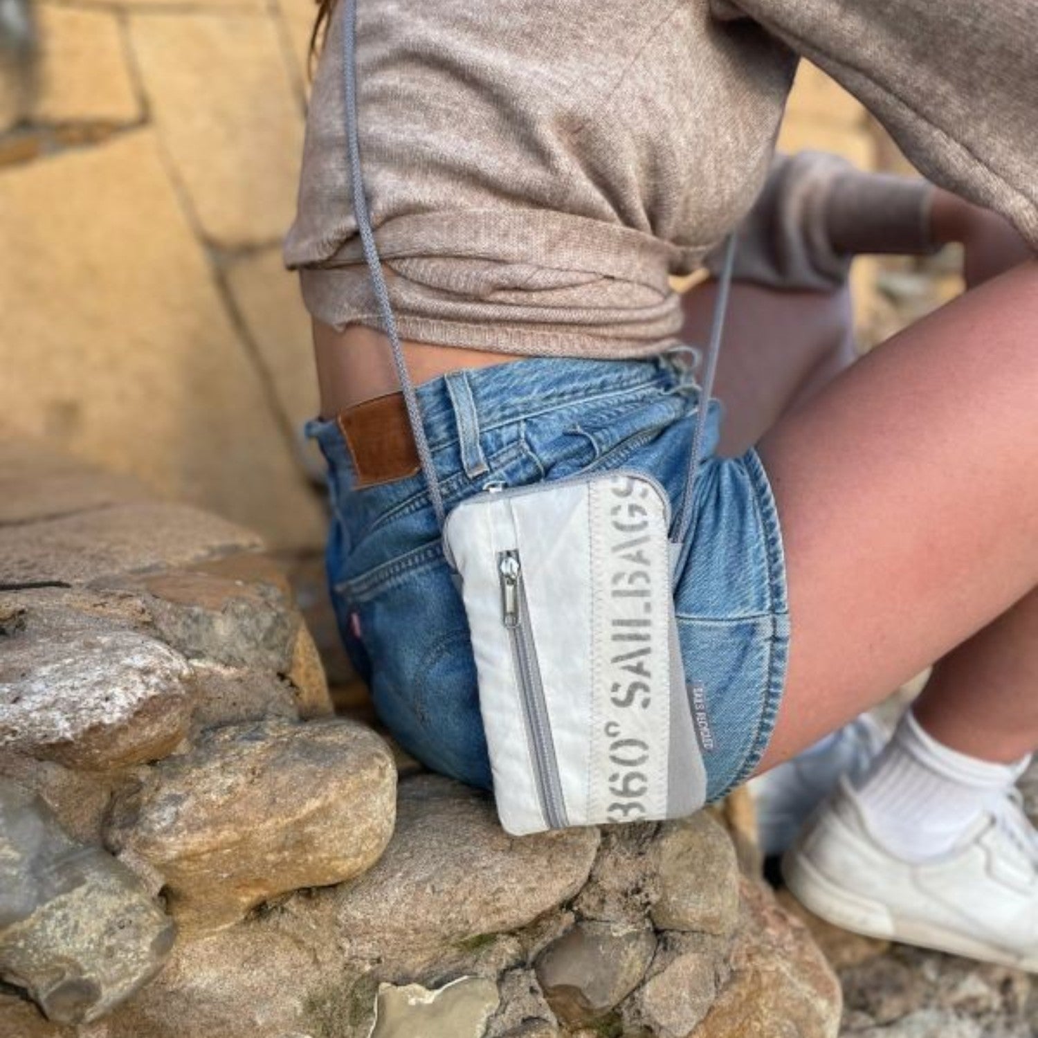 Lieblingstasche Nautik Lütt crossbody phone bag made from white recycled sailcloth with grey trim and sail stitching