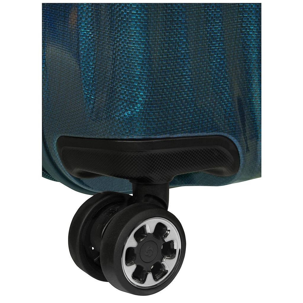 Lieblingstasche NEXIS Spinner 70/26 Exp suitcase close-up of the durable black double spinner wheel and blue shell