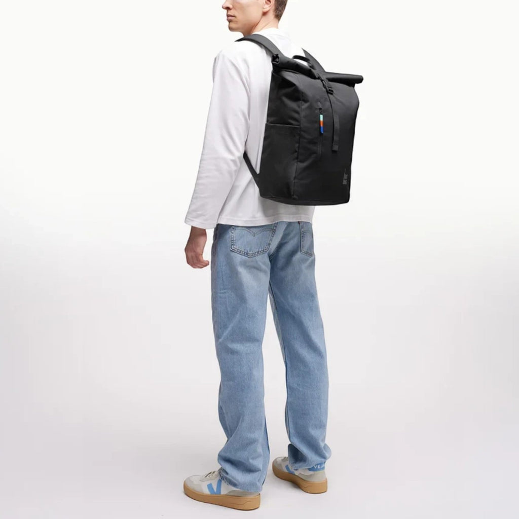 Lieblingstasche Rolltop Easy backpack in black worn by a man, featuring a flexible rolltop closure and soft fabric.
