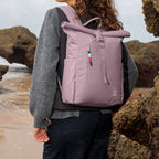 Lieblingstasche Rolltop Easy Small backpack in dusty rose, featuring a roll-top closure and front zip pocket with colorful pull tab.