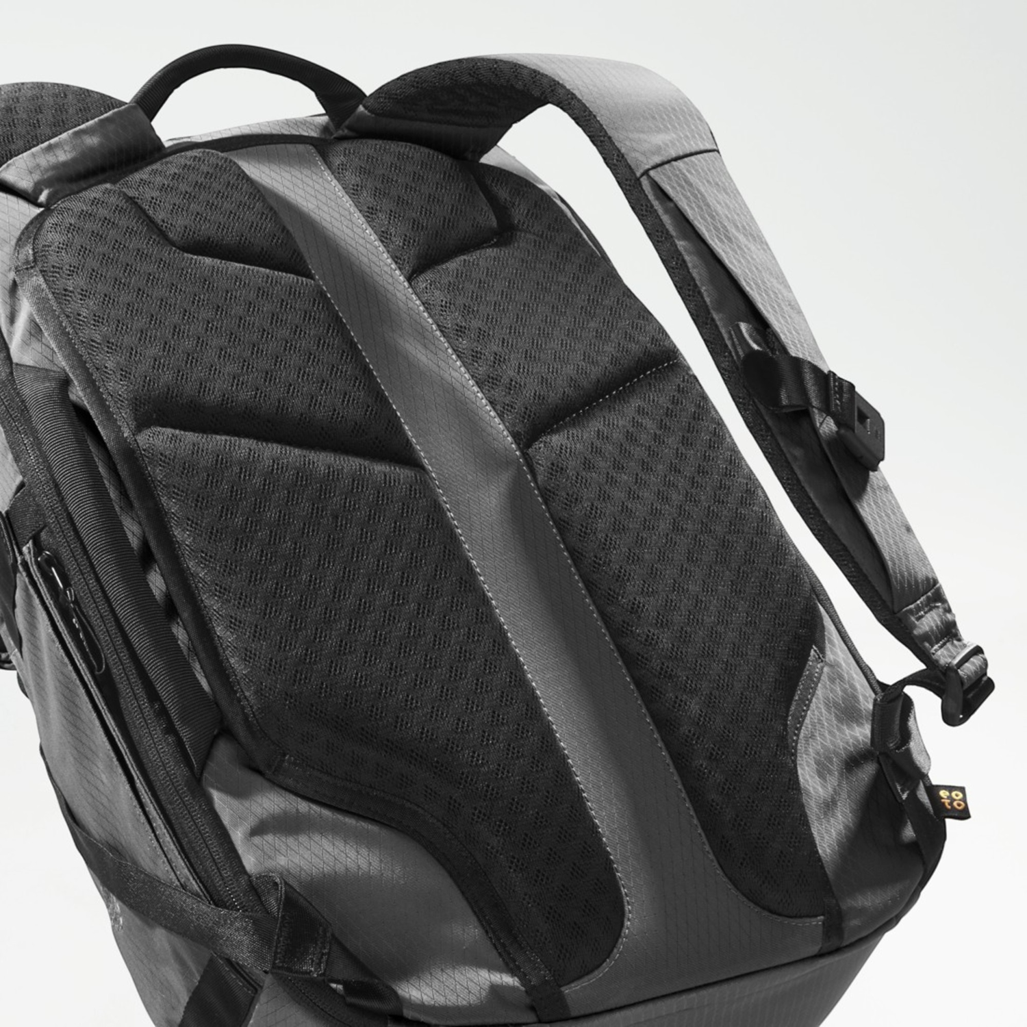 Lieblingstasche Rolly32 backpack featuring a breathable padded back panel and ergonomic shoulder straps for comfort.