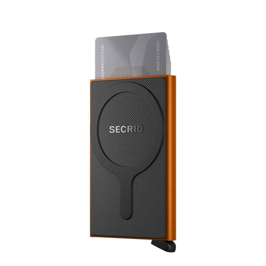 Lieblingstasche Secrid Cardprotector for MagSafe in orange and black with cards inserted