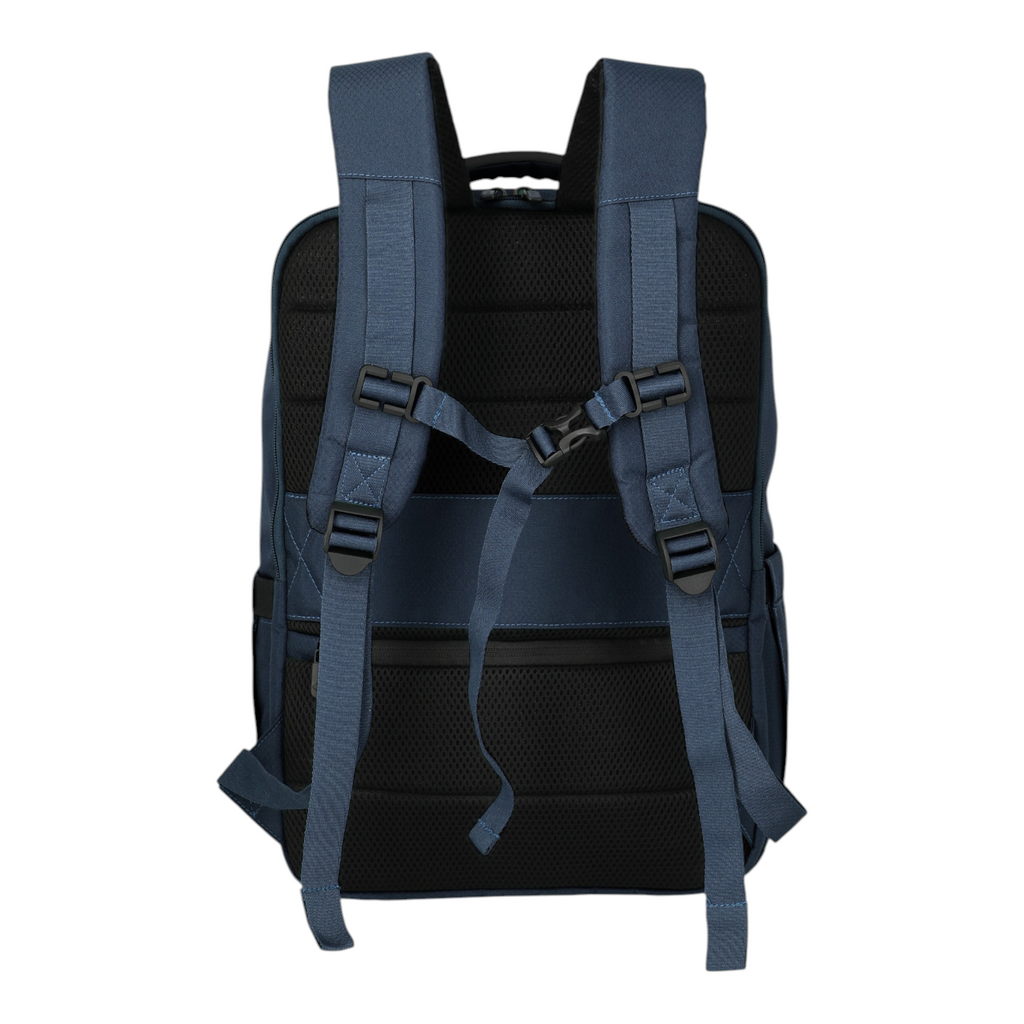 Lieblingstasche Skaii Rucksack M in blue with adjustable padded shoulder straps and a chest buckle on a white background