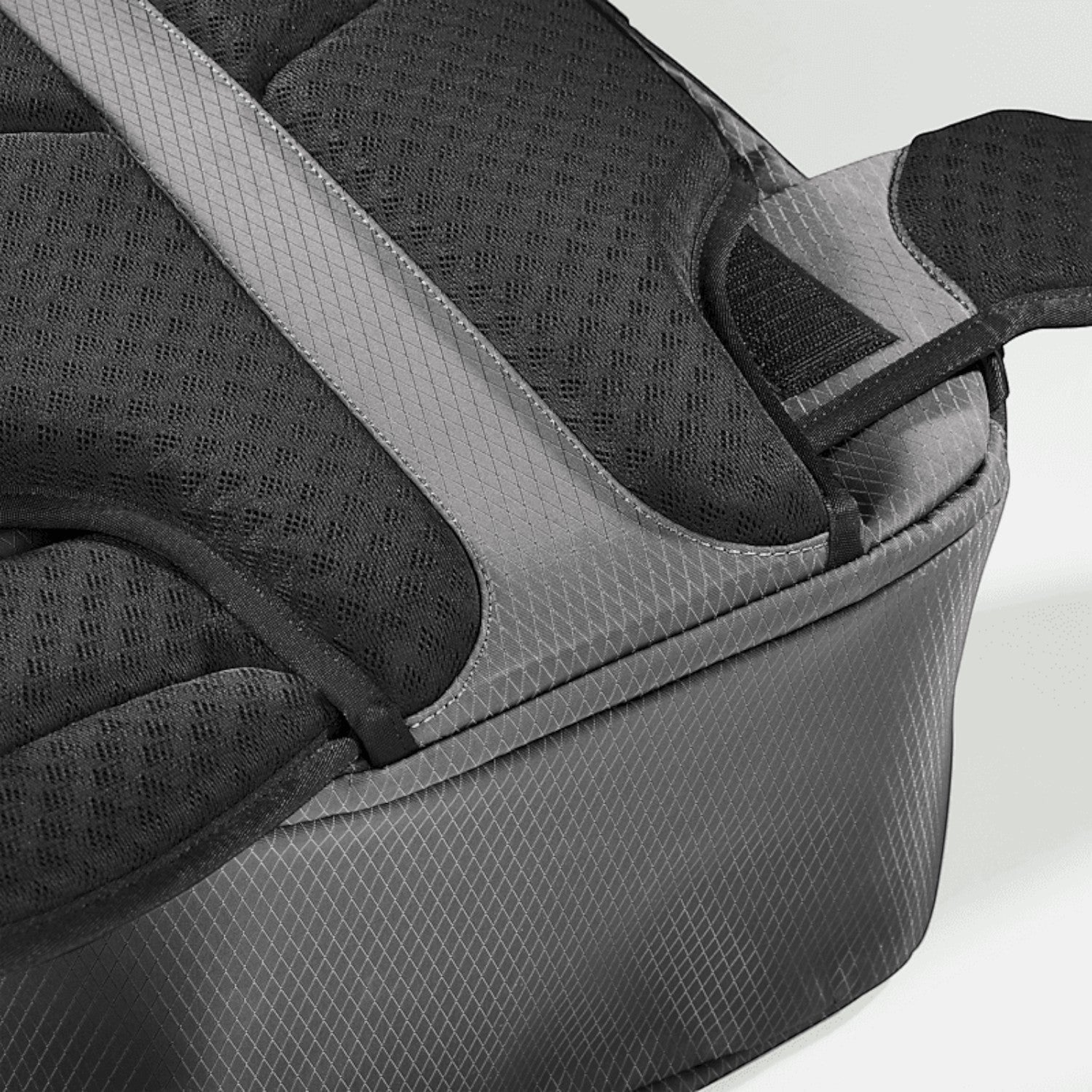 Lieblingstasche Tall41 travel backpack featuring breathable black back padding and durable grey ripstop fabric
